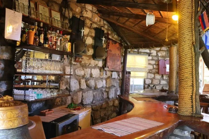 Sala principal, con zona de estar y trofeos africanos que aportan carácter y autenticidad.